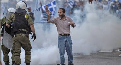 Полицейские пострадали во время беспорядков в Греции