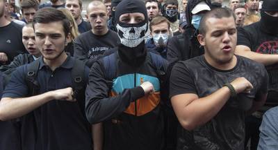 Украинские радикалы напали на кафе за карту без Крыма