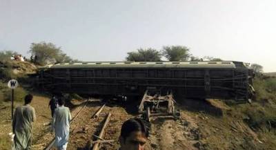 Пассажирский поезд сошёл с рельсов в Пакистане