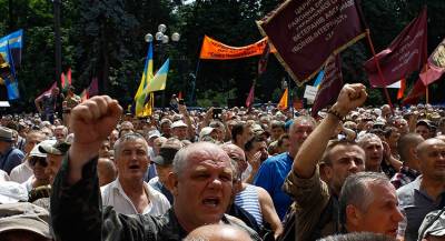 Активисты наведались к дому главы МВД Украины