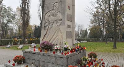 В Варшаве продолжают сносить памятник Красной армии