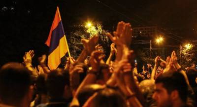 В Армении демонстранты прорвались в здание парламента