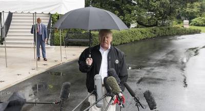 Трамп оставил жену мокнуть под дождём