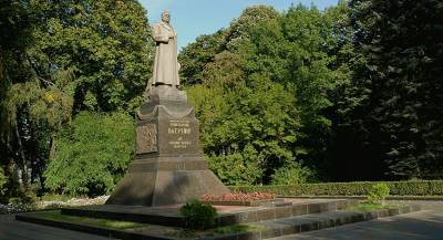 Памятник советскому генералу пытались снести в Киеве
