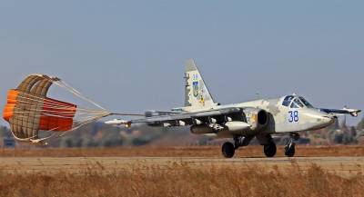 Украинские Су-25 пролетели на сверхмалой высоте
