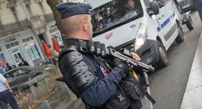 Вооружённый человек напал на полицейских в метро Парижа