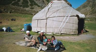 Этническим киргизам на Памир доставили гумпощь