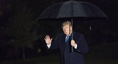Трамп забыл закрыть зонт и бросил его у входа в лайнер