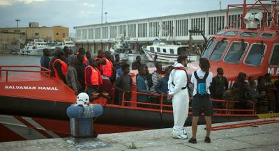 Мигранты на лодках заполонили побережье Испании