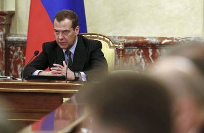 Медведев пригрозил нефтяникам введением заградительной пошлины