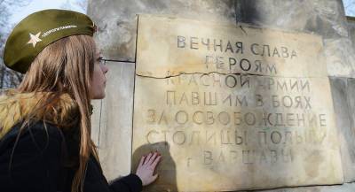 Как поляки сносили советские памятники