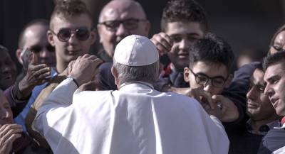 Папа римский разделил трапезу с бедняками в Ватикане