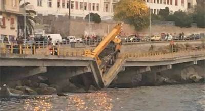 Автомобильный мост обрушился в Греции