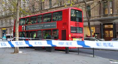 Автобус протаранил остановку в Лондоне