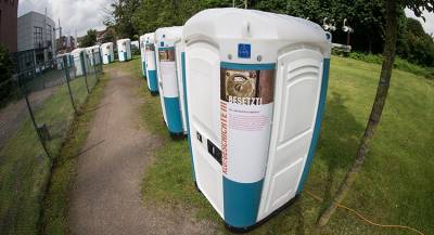 Двое мужчин украли сотни туалетных кабинок в ФРГ
