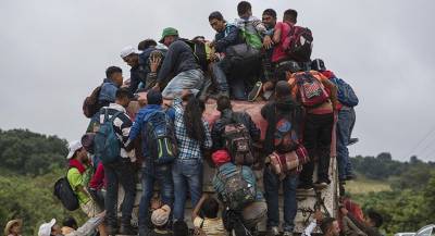 Караван мигрантов выдвинулся из Мексики в США