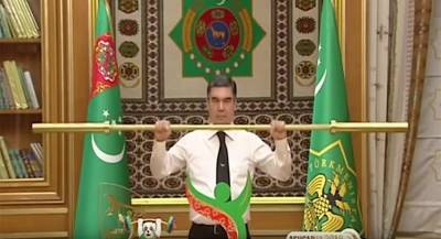 Президент Туркмении продемонстрировал золотой гриф