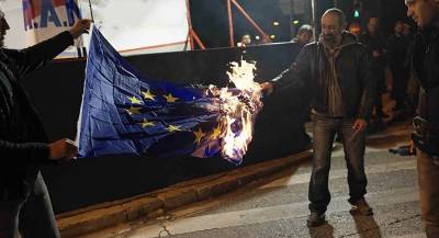 Поляки сожгли флаг ЕС в день своей независимости