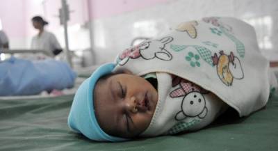 Младенцу удалили лишние конечности в Индии