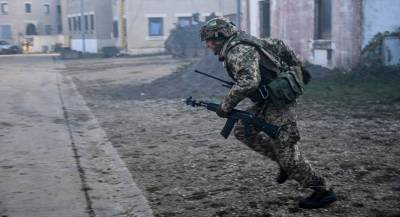 Власти Украины заявили о гибели военного при обстрелах