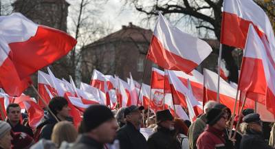 Многотысячный митинг проходит в Варшаве