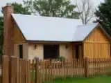 Ассортимент сэндвич-панелей, профнастила, СИП-панелей и евроштакетника для кровельных и фасадных решений